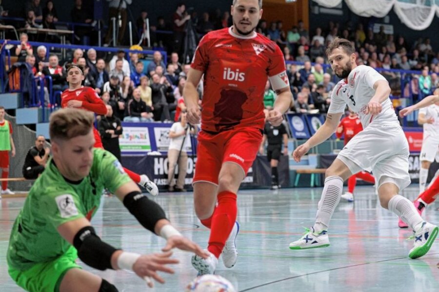 Spiel gewonnen - Platz 1 verloren - Das Toreschießen fiel Futsal-Bundesligist HOT 05 gegen den TSV Weilimdorf nicht leicht. In dieser Szene hat Gjokica-Djo Arsovski (in weiß) abgezogen, scheitert aber erneut an Nationalkeeper Philipp Pless. 