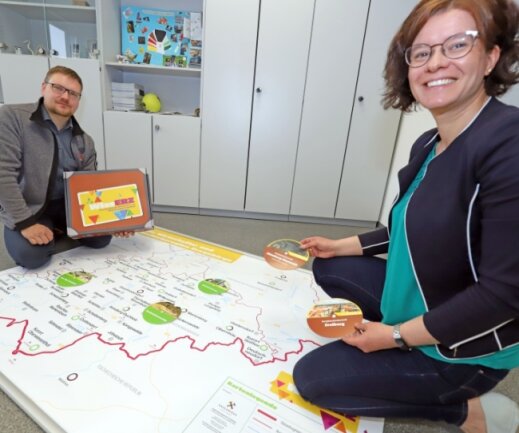 Kristin Hängekorb und Steve Ittershagen präsentieren stolz das Spiel "WissErz", mit dem man Interesse für die Montanregion und die damit verwandten Berufe wecken möchte. 