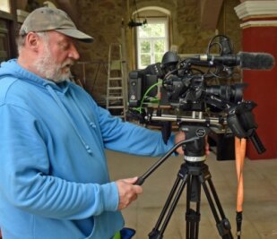 Spiel um Franz von Assisi im Rittergut - Filmemacher Dietmar Hösel filmt vor einer grünen Wand für die spätere digitale Mischung mit den Hintergründen.