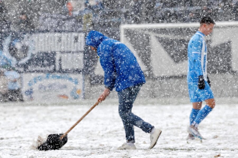 Spielabsage: Warum der Chemnitzer FC seine Rasenheizung nicht nutzt - Schnee schippen und Fußball spielen. Gegen Viktoria Berlin ging die Partie in Chemnitz noch über die Bühne. Für das kommende Wochenende mussten bereits sieben Regionalliga-Spiele abgesagt werden.