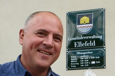 Spielen in Ellefeld bald barrierefrei - Ellefelds Bürgermeister Jörg Keller warb dafür, die Geräte trotz stark gestiegener Kosten anzuschaffen. 