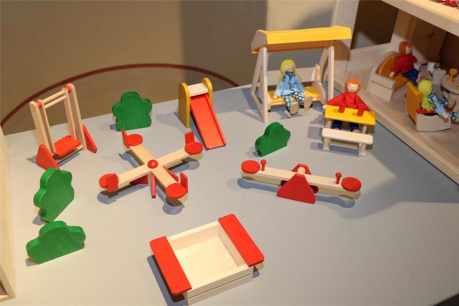 Spielen oder Anschauen? Das müssen Besucher einer neuen Ausstellung in Mittweida wissen - Die Puppenhäuser von Rülke und der passende Spielplatz können mit den Augen bewundert werden. Für das Spielen steht ein altes Puppenhaus zur Verfügung.