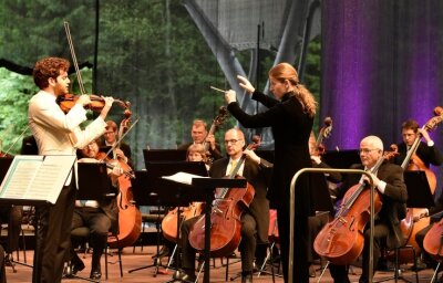 Spielfreude und Können prägen Open-Air-Konzert - Das MDR-Sinfonieorchester unter der Leitung der Dirigentin Kristiina Poska und Solist Emmanuel Tjeknavorian spielten in Bad Elster.