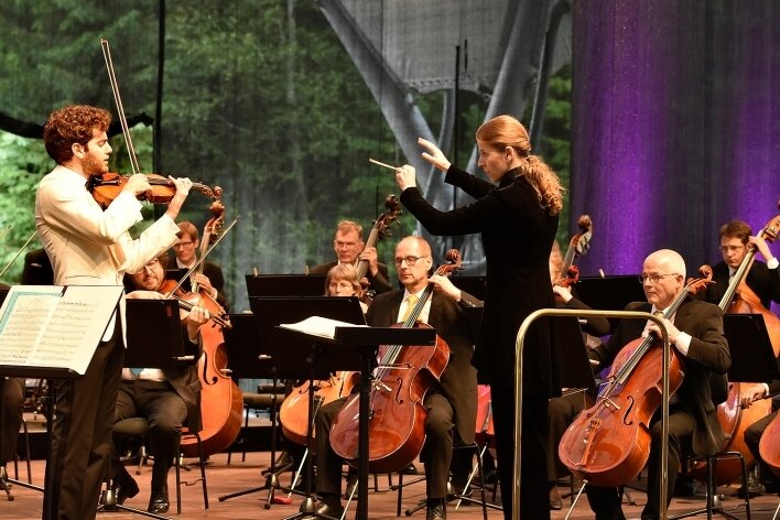 Spielfreude und Können prägen Open-Air-Konzert - Das MDR-Sinfonieorchester unter der Leitung der Dirigentin Kristiina Poska und Solist Emmanuel Tjeknavorian spielten in Bad Elster.