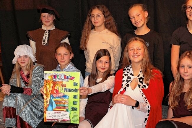 Spielfreunde bringen vielschichtige Prinzessin auf die Bühne - Das Spielfreunde-Ensemble besteht diesmal nur aus Mädchen. Die Aufregung ist bei den 10- bis 16-Jährigen ganz besonders groß. 