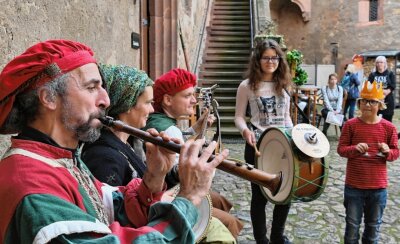Spielleute musizieren auf Burg Kriebstein zur Reise in die Welt des Mittelalters - 