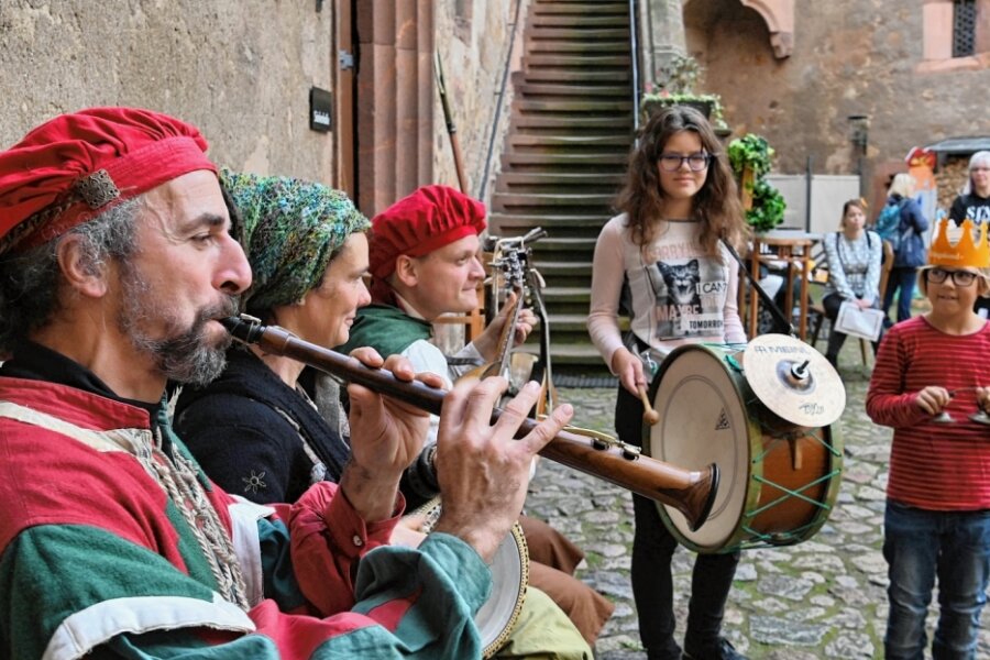 Spielleute musizieren auf Burg Kriebstein zur Reise in die Welt des Mittelalters - 