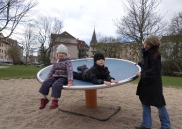 Spielplatz bekommt Rollschuhbahn - Aidien und Lili Hallmann können sich auf eine neue Drehscheibe am Spielplatz Arndtstraße freuen. Das gefällt auch Mutter Peggy. 