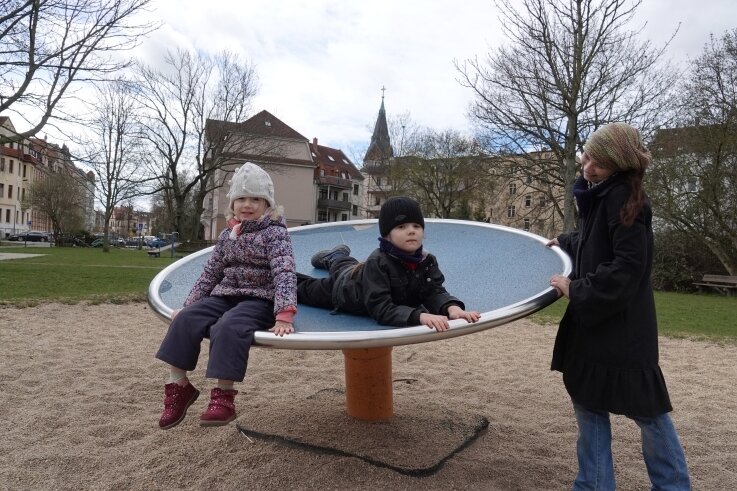 Aidien und Lili Hallmann können sich auf eine neue Drehscheibe am Spielplatz Arndtstraße freuen. Das gefällt auch Mutter Peggy. 