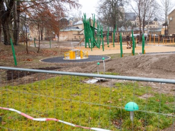 Noch ist die Anlage an der Hofwiesenstraße mit Bauzäunen abgesperrt. Die neue Bepflanzung soll noch geschützt werden. 
