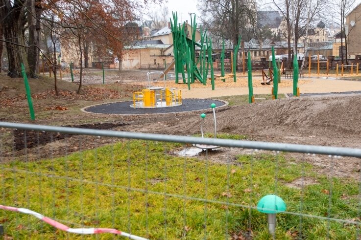 Spielplatz fertig: Warum ist er noch gesperrt? - Noch ist die Anlage an der Hofwiesenstraße mit Bauzäunen abgesperrt. Die neue Bepflanzung soll noch geschützt werden. 