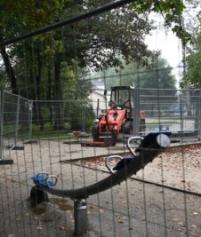 Spielplatz für Turmaufbau gesperrt - Der Spielplatz im Stadtpark soll ein neues Spielgerät erhalten. Für den Bau ist die Anlage zeitweilig gesperrt. 