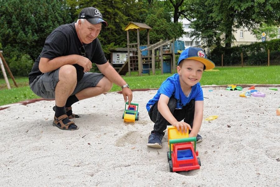 Spielplatz im Albertpark endlich wieder nutzbar - Uwe Splettstößer und sein Enkel Lasse aus Berlin haben den Spielplatz am Freitag ausprobiert. Beide hatten Spaß.