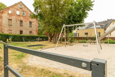 Spielplatz in Oelsnitz beschmiert - auch Sandmann- und Plumpsfigur bekommen etwas ab - Die Polizei ermittelt wegen Hakenkreuzschmierereien in Oelsnitz. Foto: André März