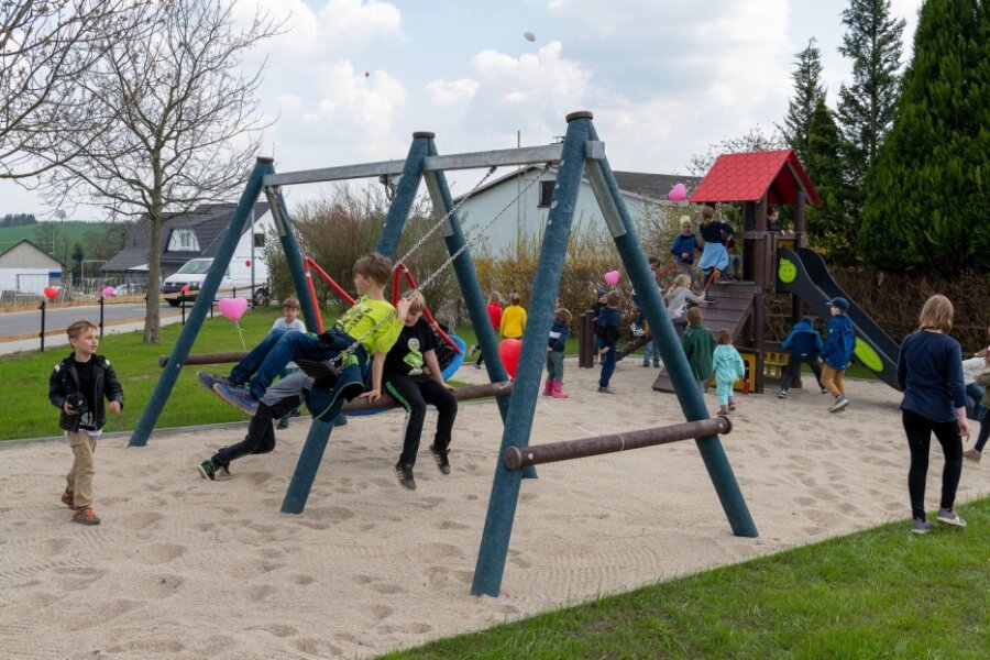 Spielplatz in Wiederau lädt zum Toben ein - Seit dem gestrigen Donnerstag können Mädchen und Jungen den erneuerten Spielplatz in Wiederau im Wohnbaugebiet Kirchenland endlich nutzen.
