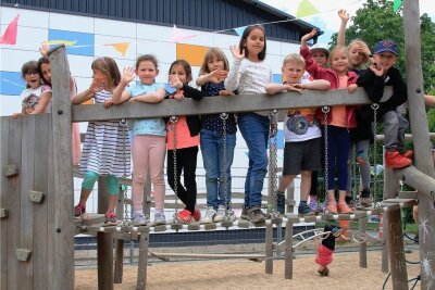 Spielplatz komplett erneuert: Thossfeller Kinder wirken an Gestaltung mit - Den Hortkindern gefällt ihr neuer Spielplatz, an dessen Gestaltung sie selbst mitgewirkt haben. 