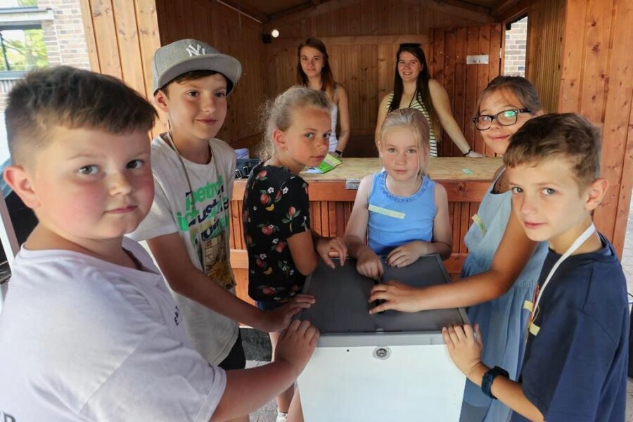 Spielstadt „Mini-Zwickau“ öffnet in der Pestalozzischule - Proben für die Bürgermeisterwahl: Samantha Hornfeck (hinten links) und Lilli Wendler betreuen den „Mini-Zwickau“-Stadtrat.