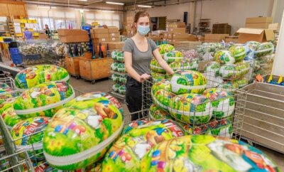 Spielwarenmesse: Erzgebirger planen zweigleisig - In Ehrenfriedersdorf läuft bei der Firma Nestler die Papp-Ostereier-Produktion auf Hochtouren - hier Jule Dittrich in der Verpackung.