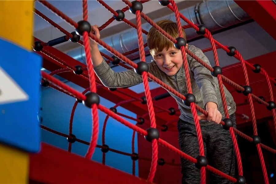 Spielwelt Stockhausen in Olbernhau wieder geöffnet - Nicht zum ersten Mal ist der neunjährige Rudi in der Spielwelt Stockhausen in Olbernhau zu Gast. Diese Hängebrücke gehört zu einem Kletterhaus aus Würfeln. 