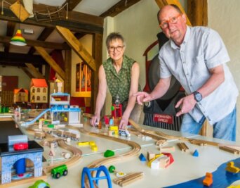 Spielwelt Stockhausen sucht Nachfolger - Manuela und Andreas Stock zeigen einen Teil des umfangreichen Holzspielzeuges, das bei den jungen Besuchern besonders beliebt ist. 