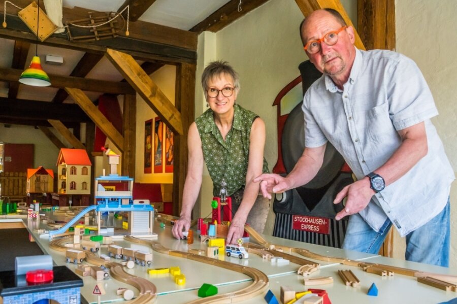 Spielwelt Stockhausen sucht Nachfolger - Manuela und Andreas Stock zeigen einen Teil des umfangreichen Holzspielzeuges, das bei den jungen Besuchern besonders beliebt ist. 