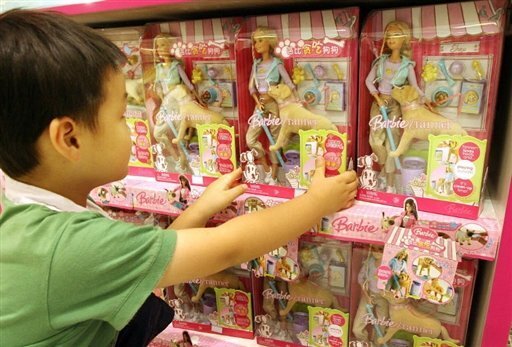 Spielzeug-Werkstatt der Welt - Der US-Konzern Mattel hat Millionen von Spielzeugen aus China wegen bleihaltiger Farbe und sich ablösender Farbe zurückgerufen. Das Foto zeigt einen Jungen in einem Spielzeugladen im chinesischen Schanghai.