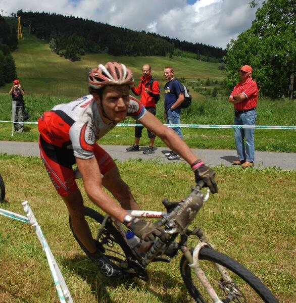 Spielzeugdorf wird erstmals Zielort der Trans Germany - 
              <p class="artikelinhalt">Frank Lehmann vom Team Rothaus Cube kurz vorm Ziel der letzten Etappe der Trans Germany 2007 in Oberwiesenthal. Dieses Jahr soll Seiffen Zielort der Tour sein.</p>
            