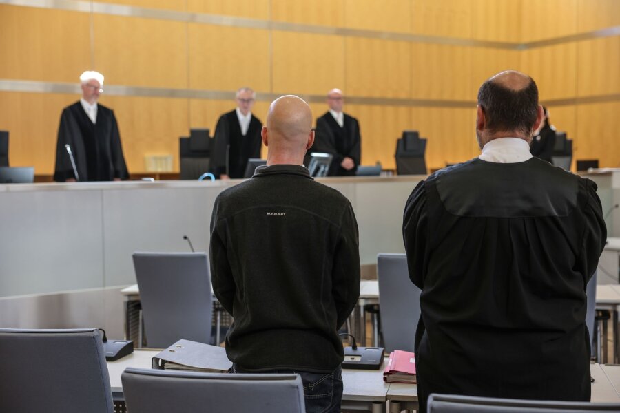 Spionage für Russland: Bundeswehroffizier muss in Haft - Der Angeklagte (l, vorne) neben seinem Anwalt Marvin Schroth (r) im Gerichtssaal in Düsseldorf.