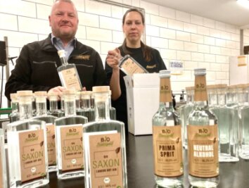 Spirituosenhersteller aus Lauter bringt Bio-Gin auf den Markt - Betriebsleiter Mike Schneising und Mitarbeiterin Anja Link beim Abfüllen und Etikettieren vom neuen Bio-Gin. Zur neuen Serie gehören außerdem Primasprit und Neutralalkohol. 