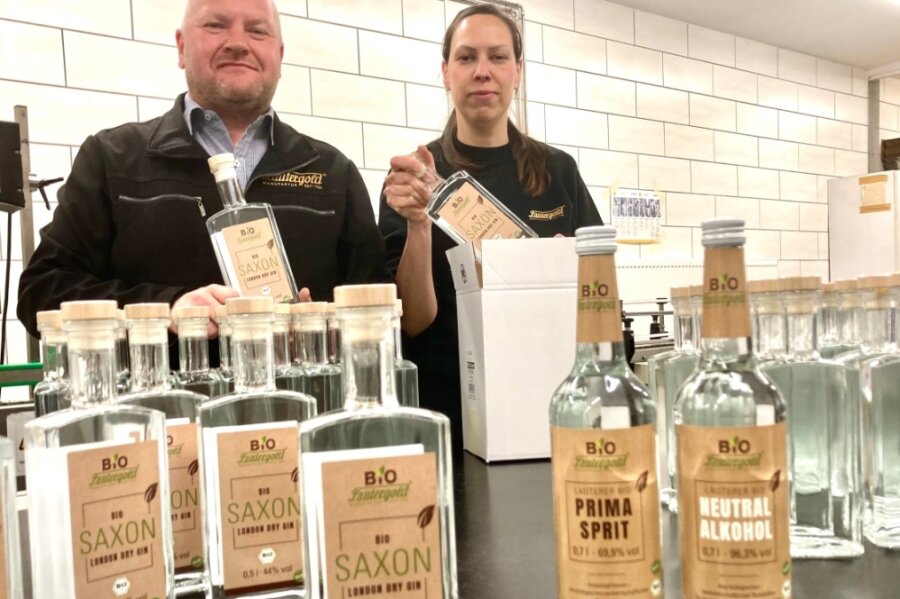 Betriebsleiter Mike Schneising und Mitarbeiterin Anja Link beim Abfüllen und Etikettieren vom neuen Bio-Gin. Zur neuen Serie gehören außerdem Primasprit und Neutralalkohol. 