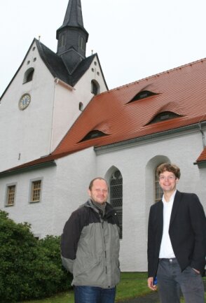 <p class="artikelinhalt">Thorsten Thiele vom Architekturbüro Gerschler aus Freiberg mit Pfarrer Lüder Laskowski (rechts) vor der erneuerten Fassade. </p>