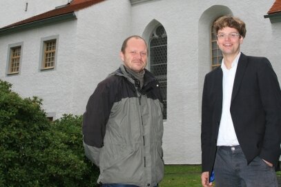 Thorsten Thiele vom Architekturbüro Gerschler aus Freiberg mit Pfarrer Lüder Laskowski