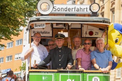 Spitzen-Umzug in Plauen glänzt trotz spitzen Hitze - Prominente Gäste sicherten sich einen Platz in einem der historischen Wagen der Plauener Straßenbahn.