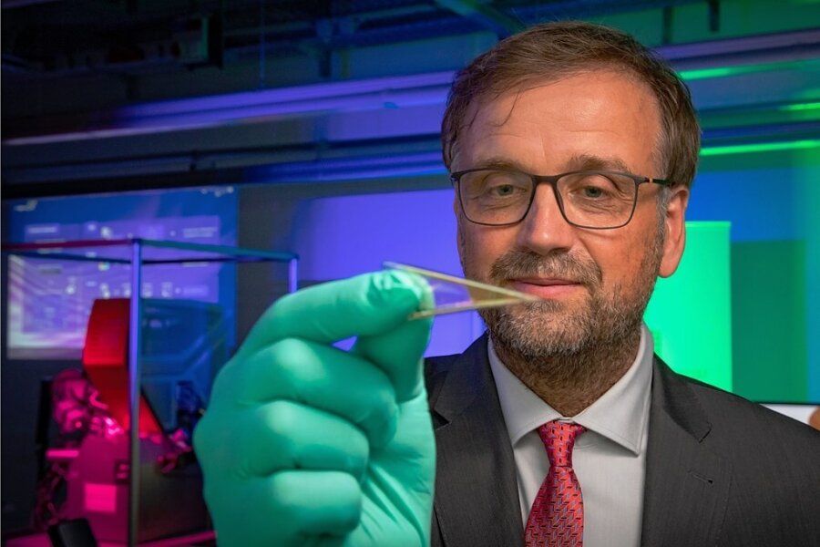 Spitzenforschung aus Chemnitz: Smarte Miniwerkzeuge für die Medizin - Professor Oliver G. Schmidt ist Pionier bei der Erforschung extrem kleiner, formbarer und flexibel einsetzbarer Mikrorobotik. Foto: