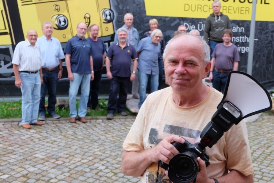 Spitzenfotograf zu Besuch beim Oelsnitzer Fotoclub - Christian Scholz, der sächsische Landesvorsitzende des Deutschen Verbandes für Fotografie, hat den Mitgliedern des Oelsnitzer Fotoclubs wertvolle Tipps gegeben, worauf Juroren bei Fotowettbewerben achten.