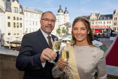 Spitzenprinzessin freut sich: Neues Kleid pünktlich fertig zum Spitzenfest in Plauen -  Spitzenprinzessin Maxi Schulz eröffnete am Freitagabend in neuem Kleid auf der Bühne auf dem Plauener Altmarkt mit Oberbürgermeister Steffen Zenner (CDU) das 61. Spitzenfest.