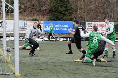 Spitzenreiter mit klaren Ansagen - Murad Alijew (Mitte) drückt den Ball über die Linie. Mit seinen beiden Toren hatte er am Sonntag großen Anteil am klaren Oberfrohnaer Auswärtssieg beim SV Mülsen St. Niclas. 