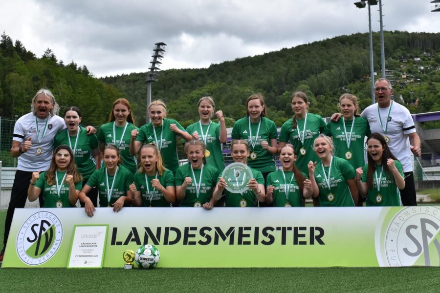 Spitzensaison für junge Veilchen: Mädels holen Titel, Pokal und Bronze in Frankfurt am Main - Die B-Junioren-Fußballerinnen des FC Erzgebirge Aue blicken auf eine sehr erfolgreiche Saison.