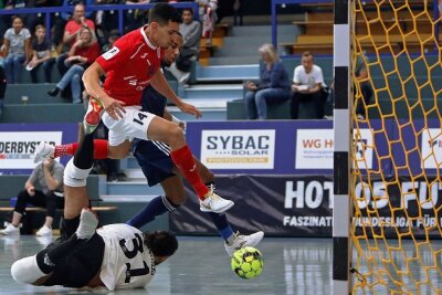 Spitzenspiel in der Futsal-Bundesliga: Brasilianer sorgen für die Treffer der Sachsen - Gabriel Oliveira (rot) erzielte das 2:0. 