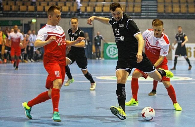 Spitzenspiel mit interessanter Vorgeschichte - Am 30. April 2017 verloren Christopher Wittig (am Ball) und seine Mitspieler aus Hohenstein-Ernstthal das Finale zur Deutschen Futsal-Meisterschaft gegen Jahn Regensburg in der Zwickauer Stadthalle. 