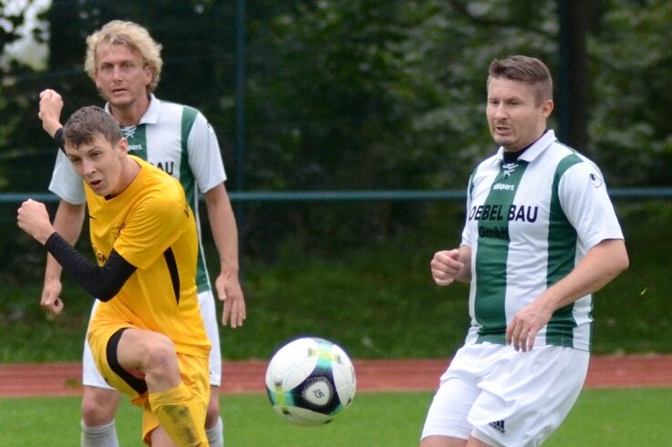 Spitzenspiel steigt in Schöneck - Tim Müller (links) erzielte am vergangenen Wochenende beim 5:0 gegen Grünbach-Falkenstein zwei Treffer für den VfB Schöneck. 