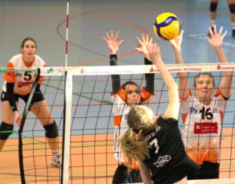 Spitzenspiel wird zum Fehlerspiel - Franziska Gründler, Sophie Seibt und Dorothee Schwalbe (von links) durften mit den Damen des VC Zschopau einen 3:1-Sieg gegen den bisherigen Spitzenreiter aus Dresden bejubeln. 