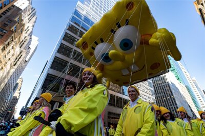 Spongebob feiert Jubiläum: Der Burger-Brater von Bikini Bottom wird 25! - New York im November 2023: Bei der traditionellen Thanksgiving-Parade schwebt Spongebob in Ballonform durch die Straßen der Metropole.