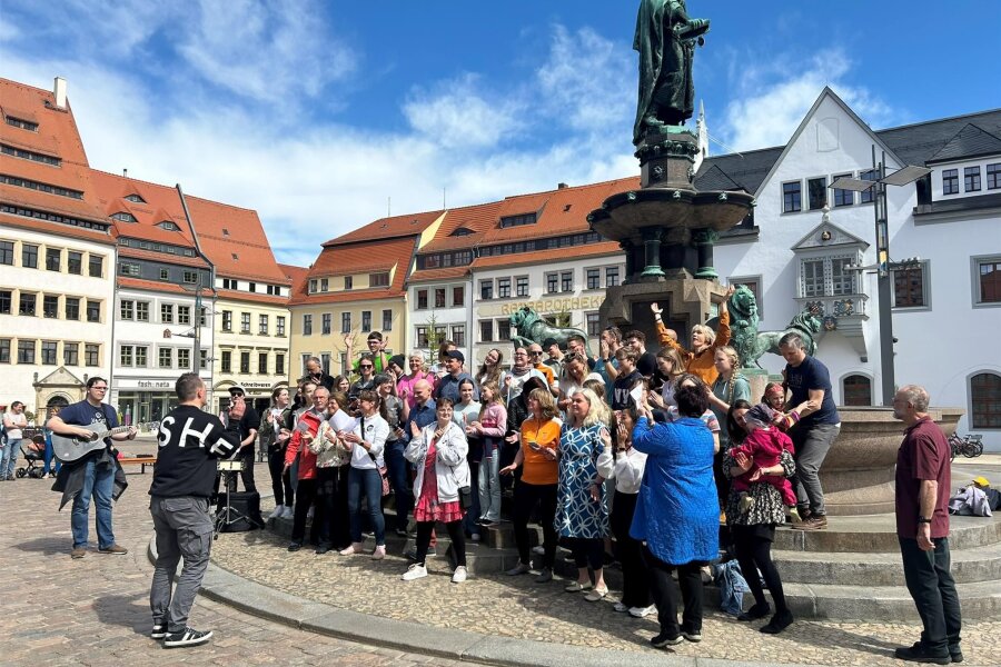 Spontan-Konzert auf dem Freiberger Obermarkt: Es ging um mehr als eine Wette - Um die 40 Sängerinnen und Sänger trafen sich am Sonntag am Ottobrunnen und sangen das Lied "Praise".