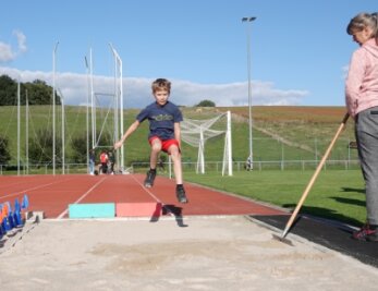 Sport frei in Mülsen - Der acht Jahre alte Rafael aus Stangendorf startete beim Zonenweitsprung.