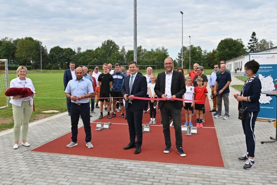 Sport frei in Penig: Sportler nehmen frisch saniertes Stadion in Besitz 