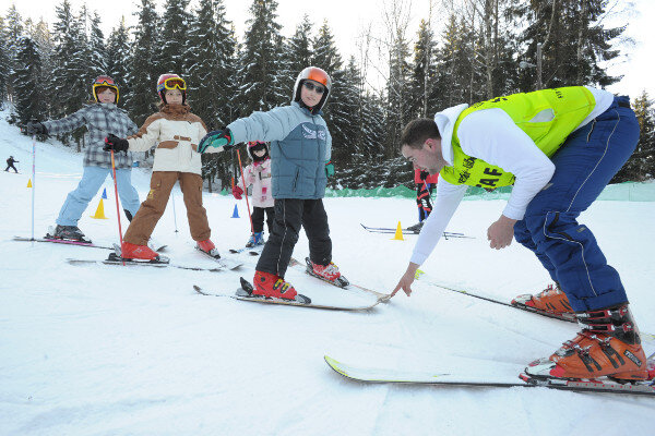 Skilehrer Toni Fleischer gibt in Einsiedel Übungsstunden für Kinder, die sich auf die Bretter wagen.