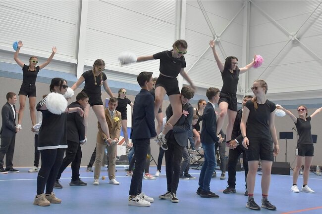 Der Turnhallenanbau des Evangelischen Schulzentrums Oberes Vogtland in Schöneck wurde am gestrigen Donnerstag offiziell eingeweiht. Im Foto: Schüler führten einen Tanz auf. 