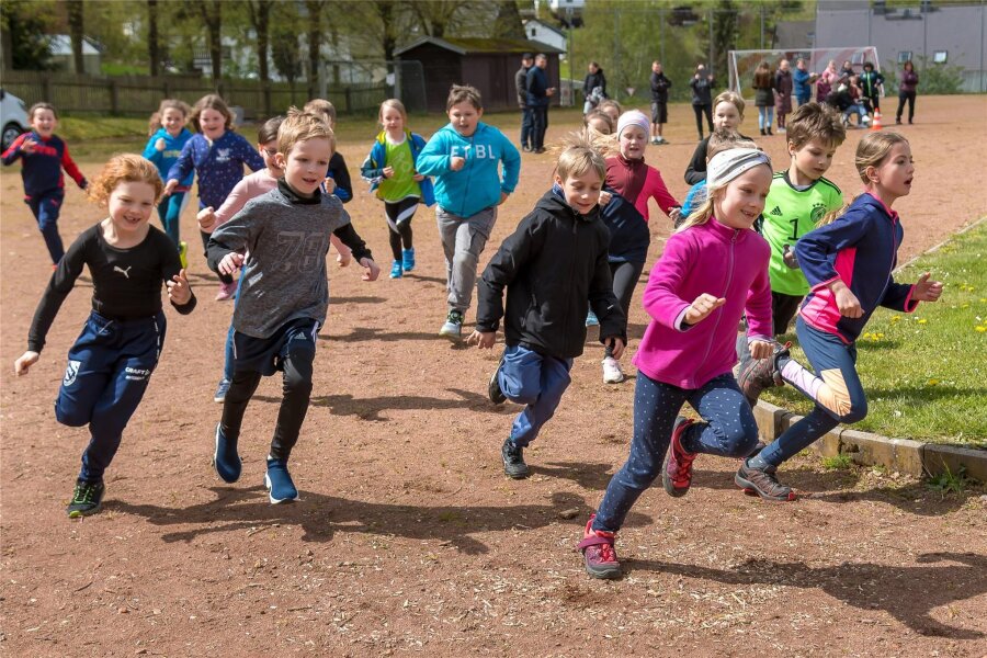 Sport gegen Spende: Schüler gehen in Pobershau an ihre Grenzen - Die Erstklässler der Pobershauer Grundschule eröffneten den Spendenlauf auf dem Sportplatz.