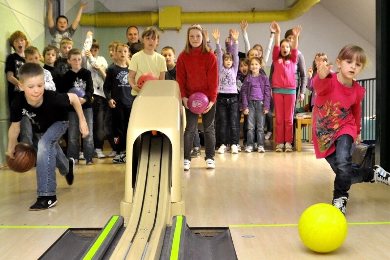 
              <p class="artikelinhalt">Schüler der Grundschule Chemnitz-Glösa bei einem Bowlingnachmittag: Im Bild sind gerade Lukas und Tanina in Aktion.</p>
            